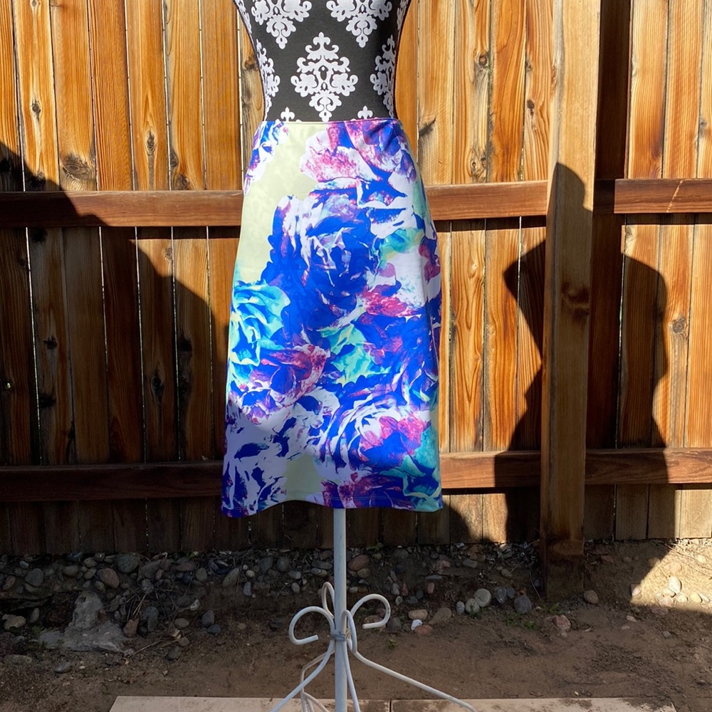 APT.9 straight skirt.